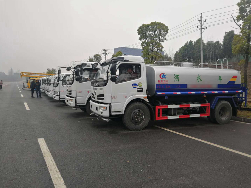 江西上饒高總訂購程力10臺灑水車，1臺高空，1臺路面